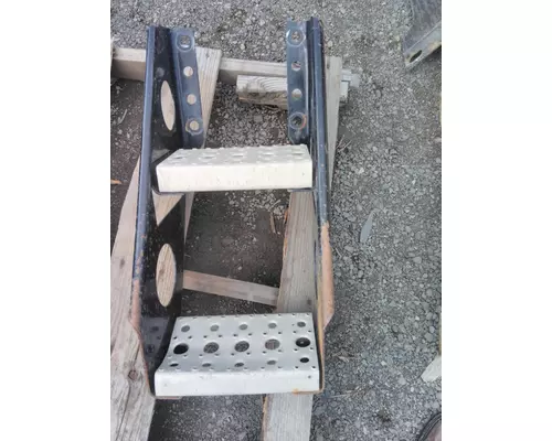FREIGHTLINER CASCADIA 125 FRAME STEP