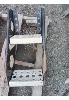 FREIGHTLINER CASCADIA 125 FRAME STEP