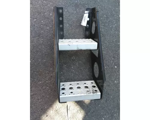 FREIGHTLINER CASCADIA 125 FRAME STEP