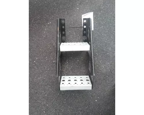 FREIGHTLINER CASCADIA 125 FRAME STEP