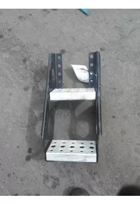 FREIGHTLINER CASCADIA 125 FRAME STEP