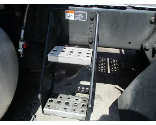 FREIGHTLINER CASCADIA 125 FRAME STEP