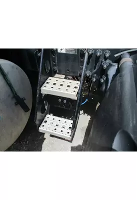 FREIGHTLINER CASCADIA 125 FRAME STEP