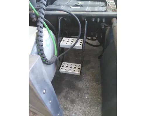 FREIGHTLINER CASCADIA 125 FRAME STEP