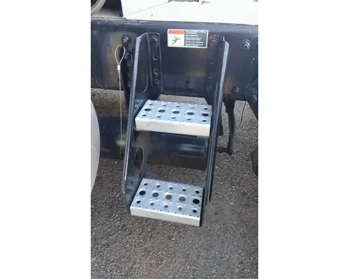 FREIGHTLINER CASCADIA 125 FRAME STEP