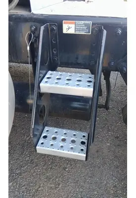 FREIGHTLINER CASCADIA 125 FRAME STEP