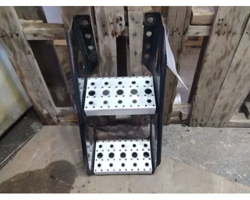 FREIGHTLINER CASCADIA 125 FRAME STEP