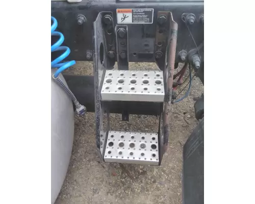 FREIGHTLINER CASCADIA 125 FRAME STEP