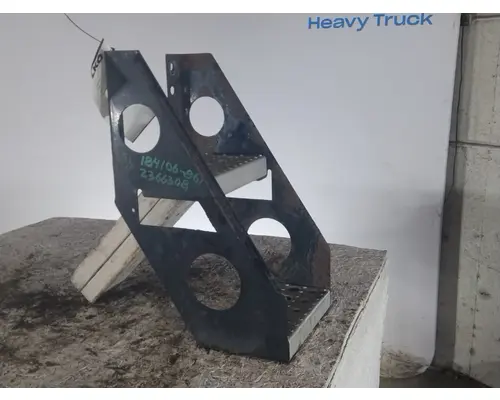 FREIGHTLINER CASCADIA 125 FRAME STEP