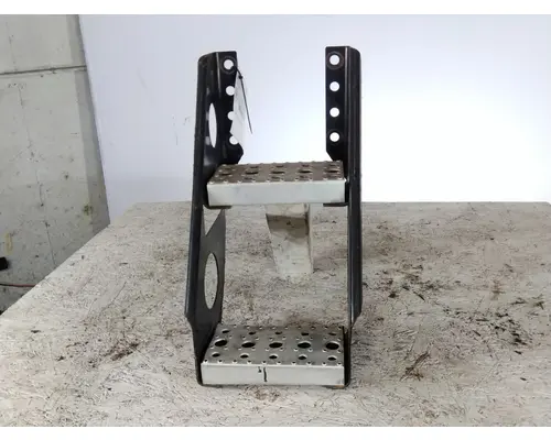 FREIGHTLINER CASCADIA 125 FRAME STEP