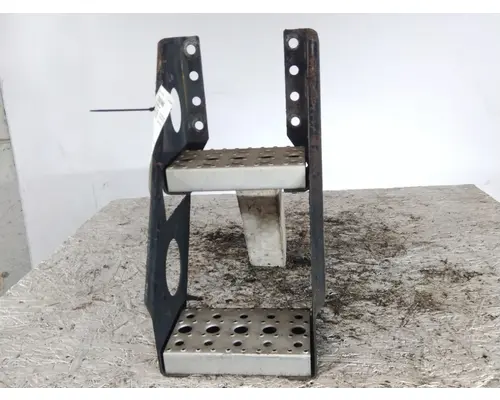 FREIGHTLINER CASCADIA 125 FRAME STEP