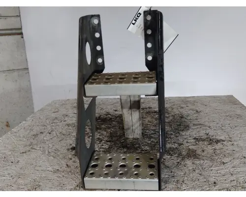 FREIGHTLINER CASCADIA 125 FRAME STEP