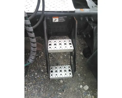 FREIGHTLINER CASCADIA 125 FRAME STEP