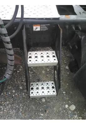 FREIGHTLINER CASCADIA 125 FRAME STEP