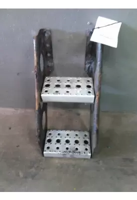 FREIGHTLINER CASCADIA 125 FRAME STEP