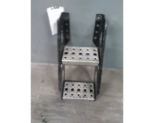 FREIGHTLINER CASCADIA 125 FRAME STEP