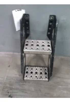 FREIGHTLINER CASCADIA 125 FRAME STEP