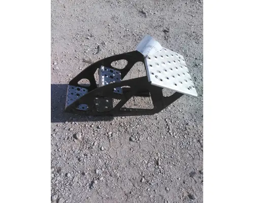 FREIGHTLINER CASCADIA 125 FRAME STEP