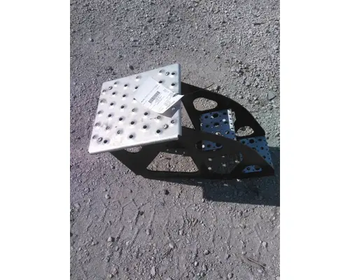 FREIGHTLINER CASCADIA 125 FRAME STEP