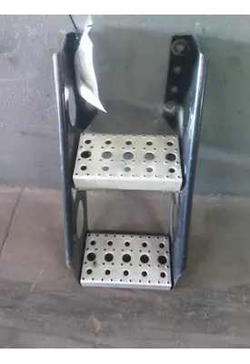 FREIGHTLINER CASCADIA 125 FRAME STEP