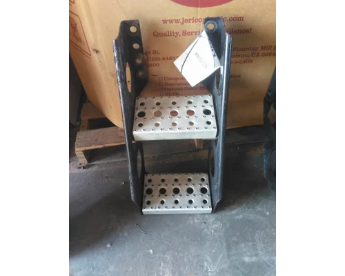 FREIGHTLINER CASCADIA 125 FRAME STEP
