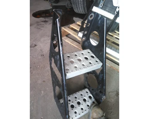 FREIGHTLINER CASCADIA 125 FRAME STEP