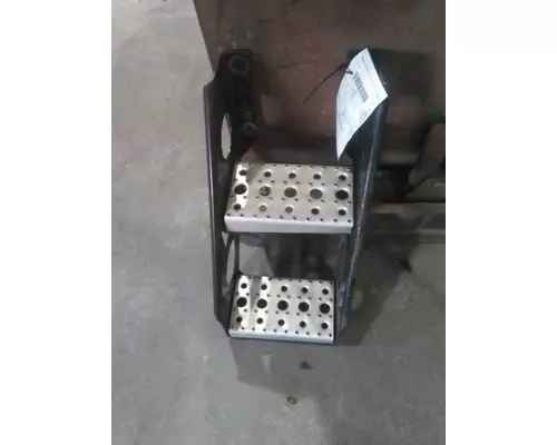FREIGHTLINER CASCADIA 125 FRAME STEP