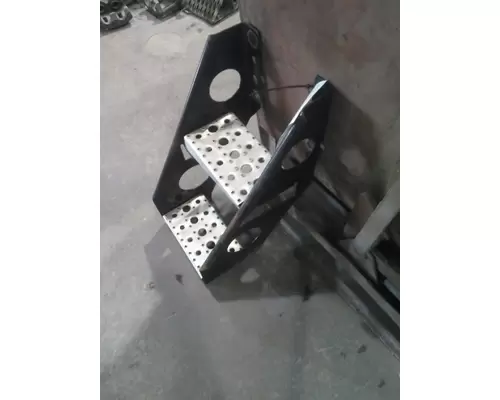 FREIGHTLINER CASCADIA 125 FRAME STEP