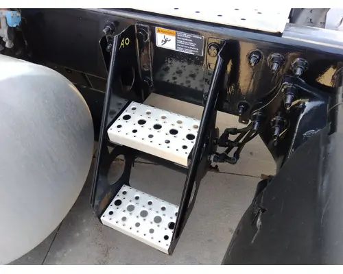 FREIGHTLINER CASCADIA 125 FRAME STEP