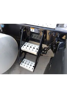 FREIGHTLINER CASCADIA 125 FRAME STEP