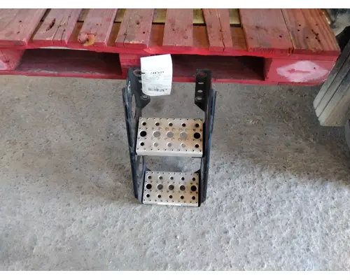 FREIGHTLINER CASCADIA 125 FRAME STEP