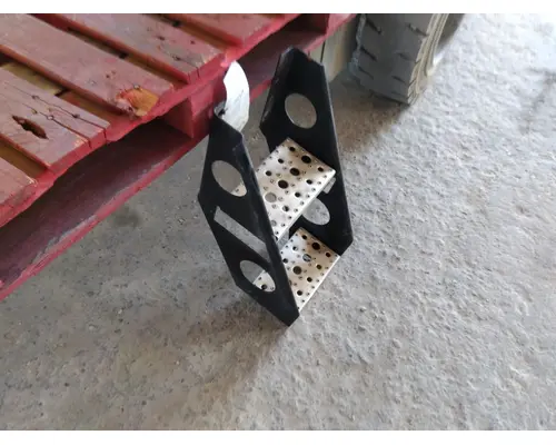 FREIGHTLINER CASCADIA 125 FRAME STEP