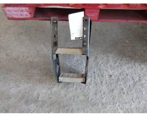 FREIGHTLINER CASCADIA 125 FRAME STEP