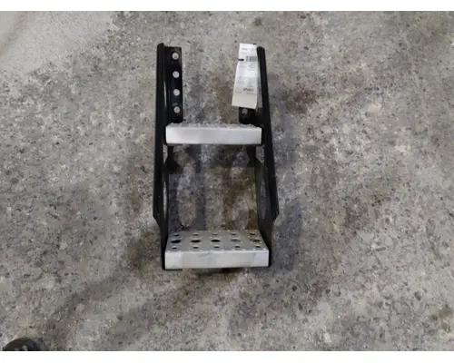 FREIGHTLINER CASCADIA 125 FRAME STEP