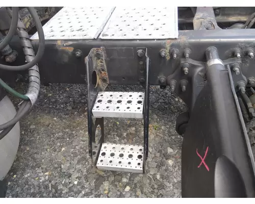 FREIGHTLINER CASCADIA 125 FRAME STEP