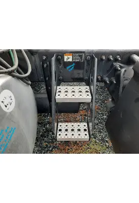 FREIGHTLINER CASCADIA 125 FRAME STEP
