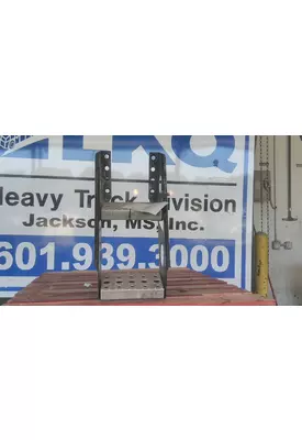FREIGHTLINER CASCADIA 125 FRAME STEP
