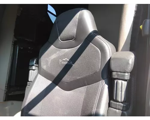 FREIGHTLINER CASCADIA 125 SEAT, FRONT