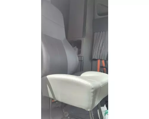 FREIGHTLINER CASCADIA 125 SEAT, FRONT