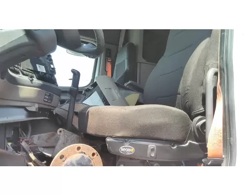 FREIGHTLINER CASCADIA 125 SEAT, FRONT