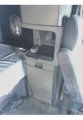 FREIGHTLINER CASCADIA 125 SLEEPER CLOSET