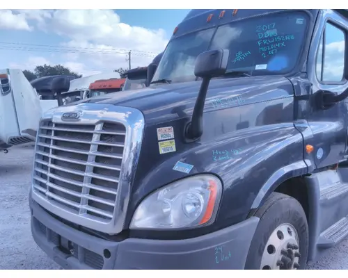 FREIGHTLINER CASCADIA 125 SLEEPER CLOSET
