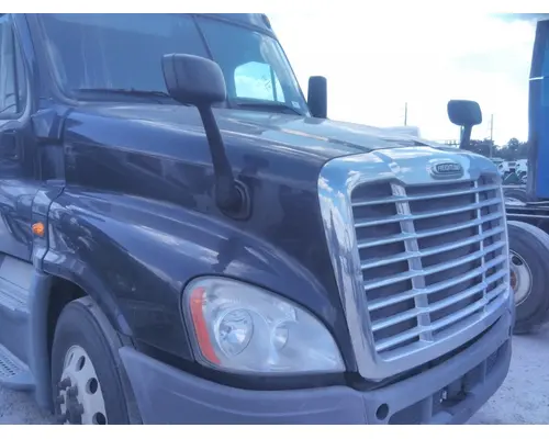 FREIGHTLINER CASCADIA 125 SLEEPER CLOSET