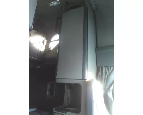 FREIGHTLINER CASCADIA 125 SLEEPER CLOSET