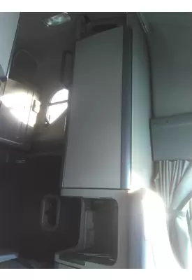 FREIGHTLINER CASCADIA 125 SLEEPER CLOSET