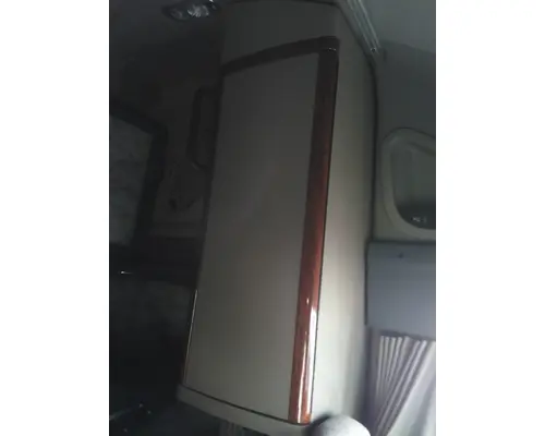 FREIGHTLINER CASCADIA 125 SLEEPER CLOSET