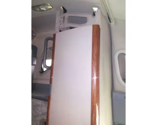 FREIGHTLINER CASCADIA 125 SLEEPER CLOSET