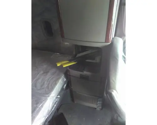 FREIGHTLINER CASCADIA 125 SLEEPER CLOSET