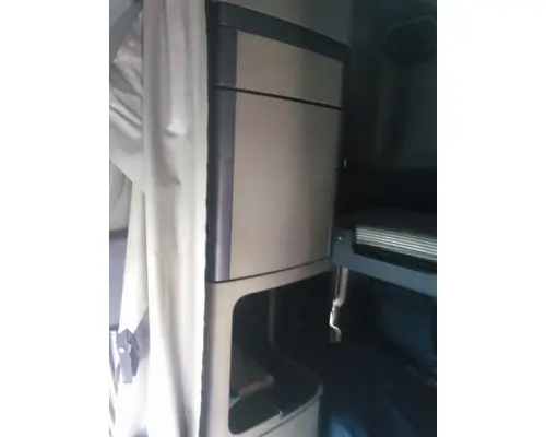 FREIGHTLINER CASCADIA 125 SLEEPER CLOSET