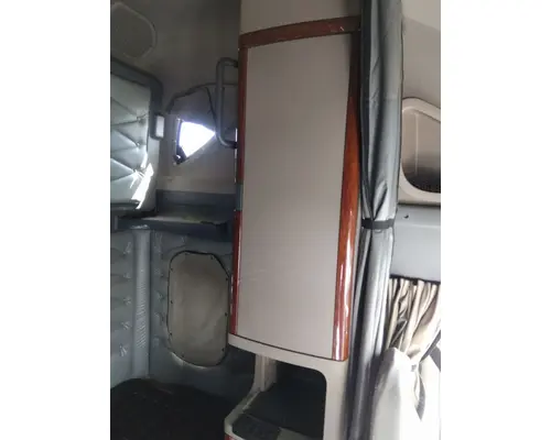 FREIGHTLINER CASCADIA 125 SLEEPER CLOSET